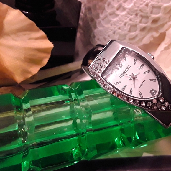 GENEVA LADIES BEAUTIFUL CRYSTAL QUARTS CUFF WATCH - Picture 3 of 13